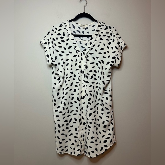 Umgee Cap Sleeve Dalmatian Printed Shift Dress - Picture 2 of 7